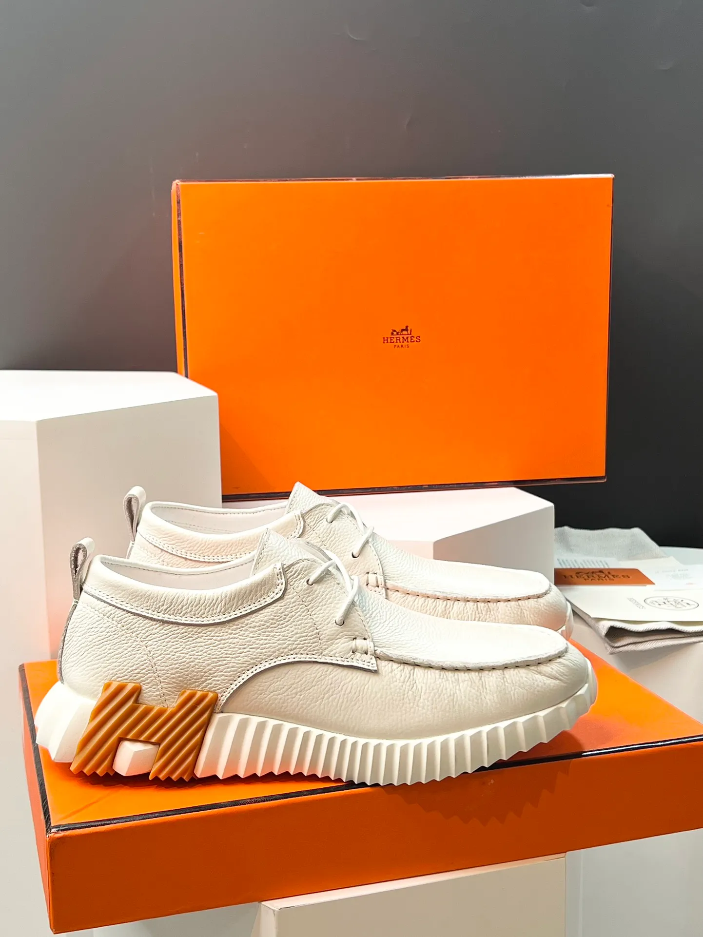 PP660【Hermes】fe new arrival~New Bouncing sneakers are the most comfortable shoes from Hermès. They are extremely light on the feet and look great. You won’t feel tired even when you go shopping and running around👍. They are light and comfortable. They are extremely light. They are perfect for both sports and leisure. They feel great when you step on them! It’s up to you to choose, there’s always what you want~ ✔️Fabric: Imported first-layer cowhide ✔️Inner lining: Imported water-dyed cowhide ✔️Outsole: Seamless combination of IP+TPU (multi-color letters) German technology irradiation machine ✔️Code number: Male 38-44 (45 customized)